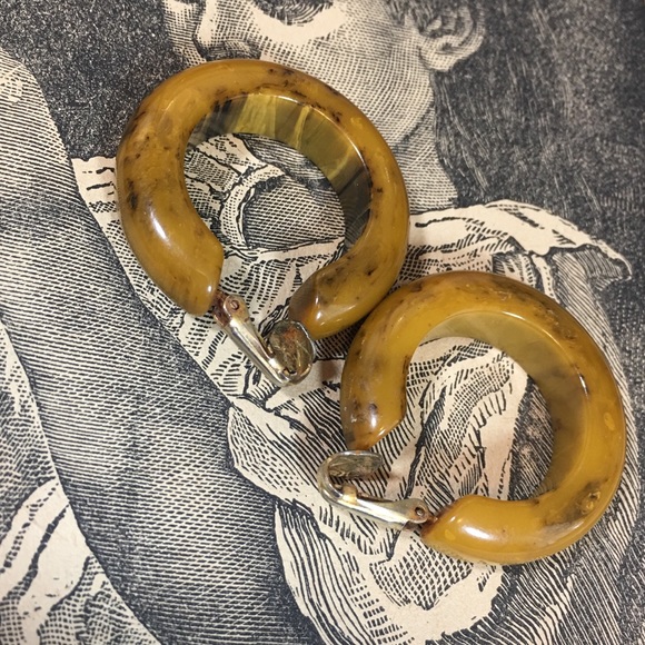 Vintage Mississippi Mud Bakelite Clip-on Earrings - Picture 2 of 8